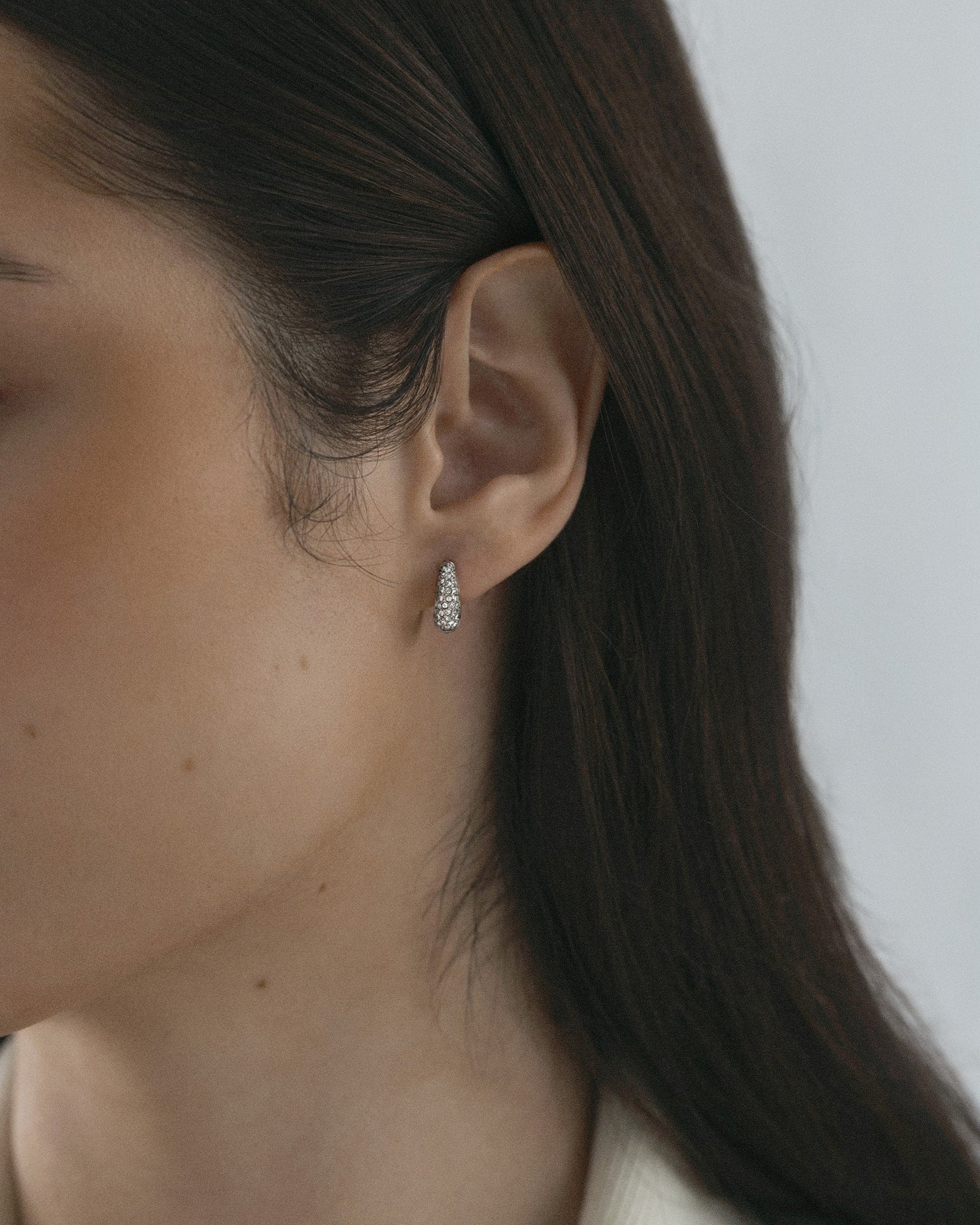 Pavé precious mini hoops